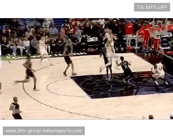 NBA滑翔双手暴扣：空中英雄的震撼时刻