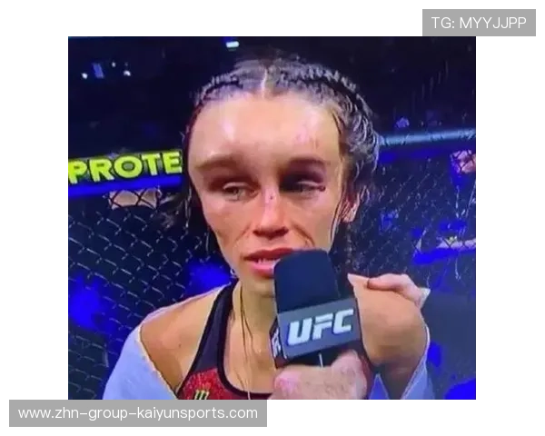 UFC拳手被抱摔飞出一米，惊险一刻让观众瞠目结舌！