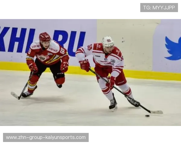 冰球门前贴身肉搏：激情与坚持的极限挑战