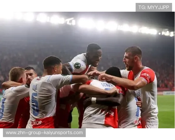 柏林联合逼抢演练里贝克尔多次形成边路爆点