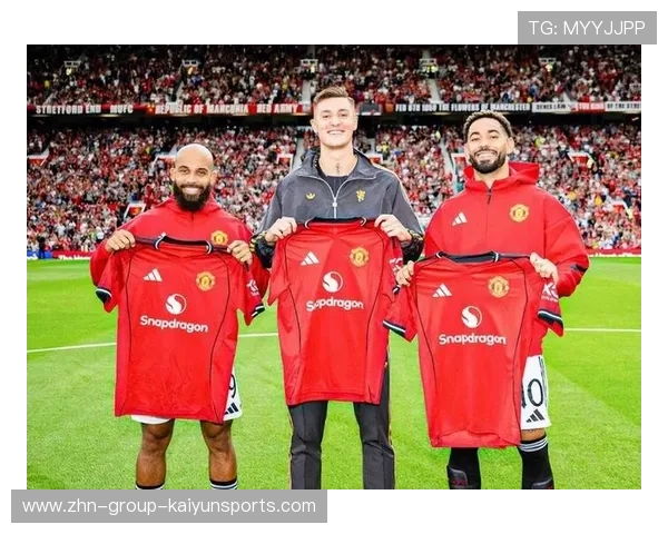 曼联年轻前锋夜间练习：第一触球控制与转身效率并重